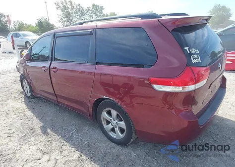2012 Toyota Sienna Le z USA, uszkodzony, nr VIN 5TDKK3DC7CS253374